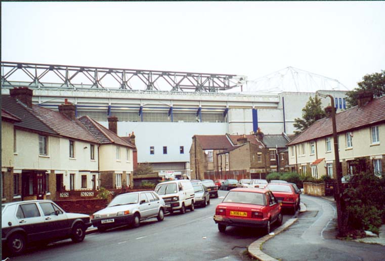 South Stand aus einer Seitenstrasse