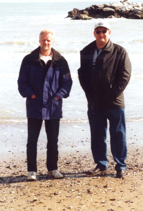 Zwei coole Typen am Strand der Adria