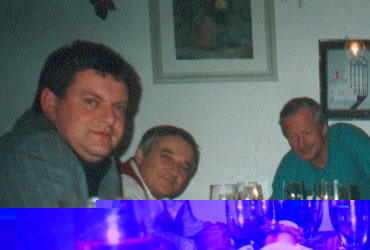 Der Fotograf R. Hanefeld im Hintergrund (rechts)