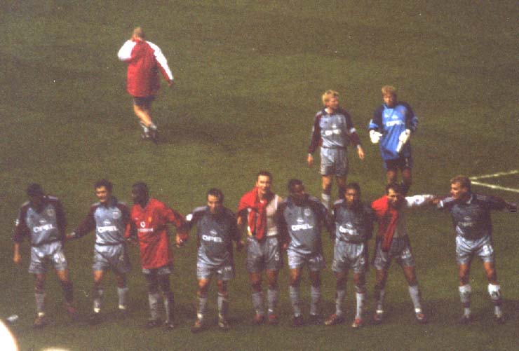 Jubel-Orgie der Bayern-Spieler in der Fankurve