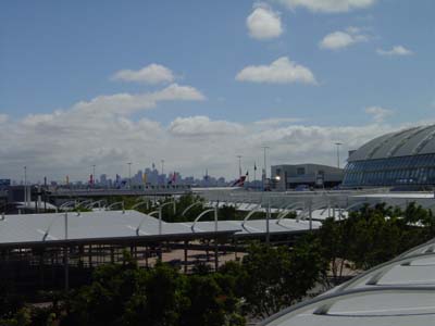 Bild012: Die Skyline von Sydney vom Airport aus