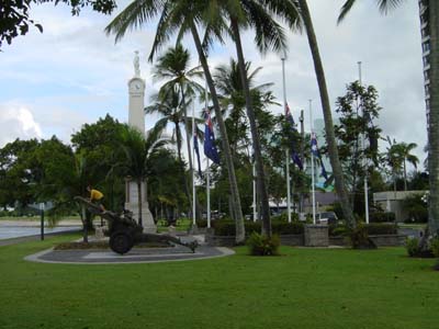 Bild070: Kriegerdenkmal am Pier von Cairns