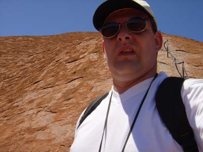 Bild109: In der Mittagshitze (ca. 35 C) am Uluru
