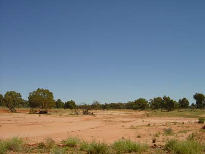 Bild119: Flussbett ohne Wasser