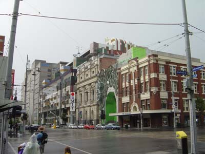 Bild169: Seltsam anmutende Architektur