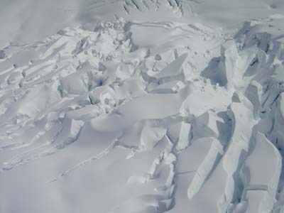 Bild230: Rauhe Gletscheroberflche mit tiefen Spalten
