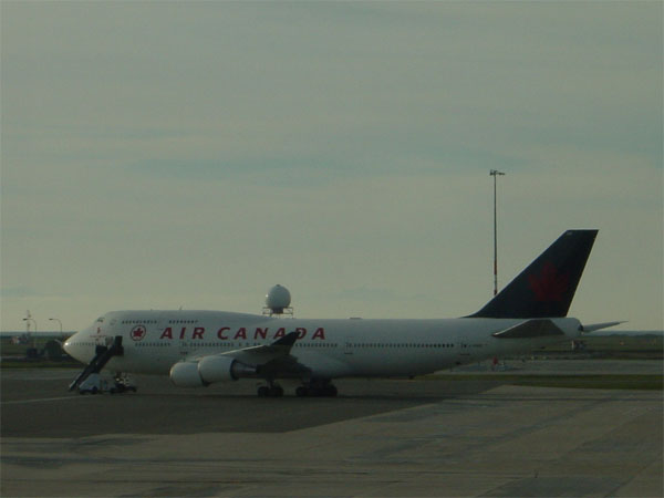 Boeing 747-446 / C-FGHZ / Team Canada 2002